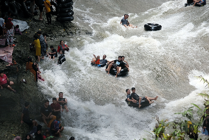 Sejumlah warga tengah bermain air di Taman Wisata Alam Bantimurung, Kabupatern Maros, Sabtu (7/5/2022).