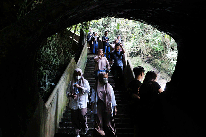 Sejumlah warga tengah bermain air di Taman Wisata Alam Bantimurung, Kabupatern Maros, Sabtu (7/5/2022).