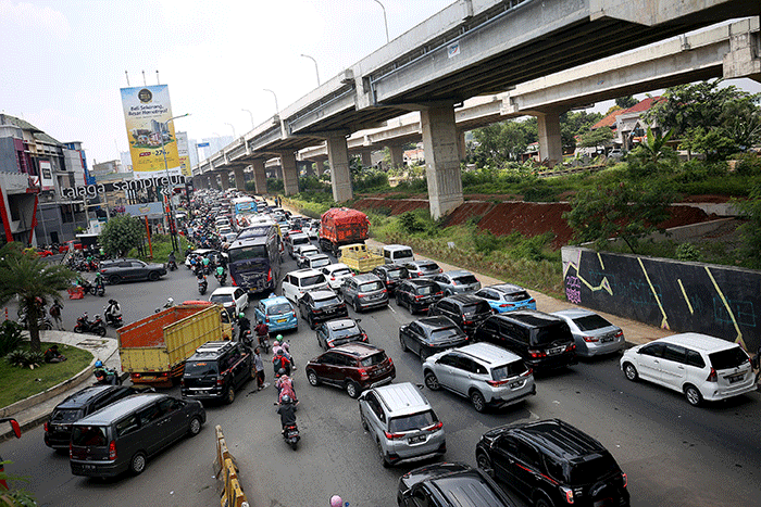 Sejumlah kendaraan terjebak kemacetan di Jalan Raya Kalimalang, Bekasi, Jawa Barat, Sabtu (7/5/2022).