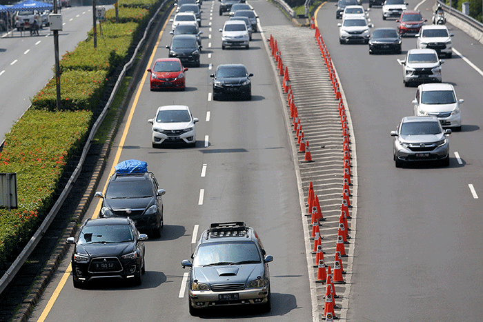Sejumlah kendaraan pemudik dari arah Tol Jakarta-Cikampek memasuki Tol Dalam Kota di Jakarta, Sabtu (7/5/2022).