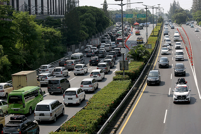 Sejumlah kendaraan pemudik dari arah Tol Jakarta-Cikampek memasuki Tol Dalam Kota di Jakarta, Sabtu (7/5/2022).