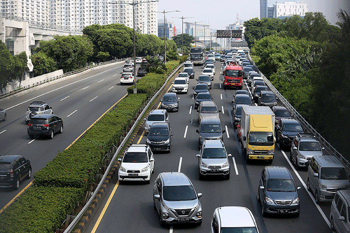 Sejumlah kendaraan pemudik dari arah Tol Jakarta-Cikampek memasuki Tol Dalam Kota di Jakarta, Sabtu (7/5/2022).