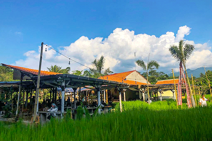 Pengunjung saat menikmati suasana tempat nongkrong dengan konsep unik menyajikan pesona alam di D'Ubud Sentul Bogor, Minggu, (8/5/2022).