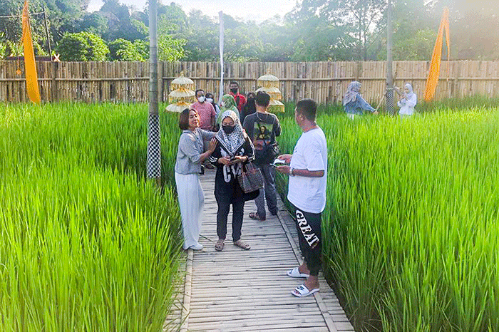 Pengunjung saat menikmati suasana tempat nongkrong dengan konsep unik menyajikan pesona alam di D'Ubud Sentul Bogor, Minggu, (8/5/2022).