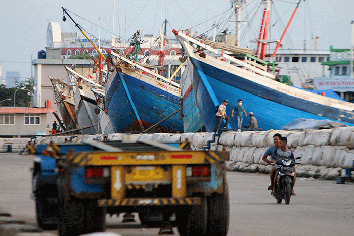 Suasana pelabuhan bongkar muat barang Sunda Kelapa terlihat sepi dan lengang tak ada aktivitas para pekerja di kawasan tersebut, Jakarta, Minggu (8/5/2022).