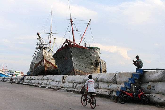 Suasana pelabuhan bongkar muat barang Sunda Kelapa terlihat sepi dan lengang tak ada aktivitas para pekerja di kawasan tersebut, Jakarta, Minggu (8/5/2022).