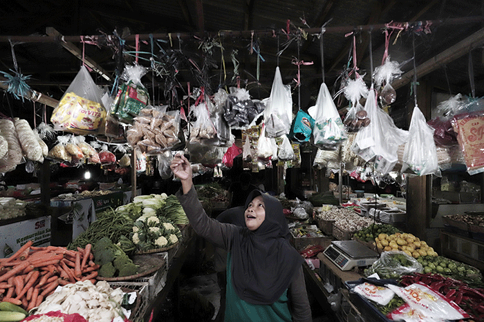 Pedagang melayani pembeli di Pasar Kecapi, Kota Bekasi, Jawa Barat, Senin (9/5/2022).