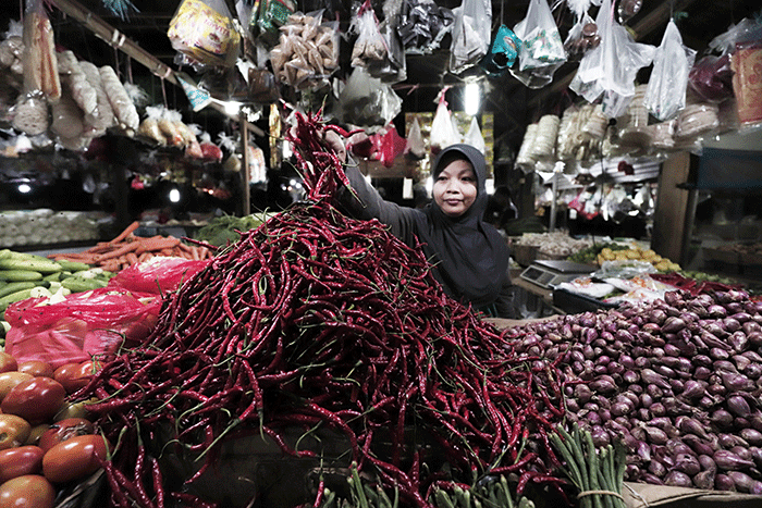 Pedagang melayani pembeli di Pasar Kecapi, Kota Bekasi, Jawa Barat, Senin (9/5/2022).