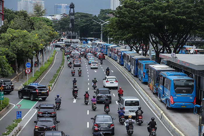 Kendaraan melintas saat jam pulang kerja di ruas jalan Sudirman, Jakarta, Senin (9/5/2022).