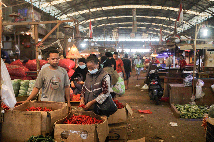 Suasana aktivitas pedagang di Pasar Induk Kramat Jati, Jakarta Timur, Senin (9/5/2022).