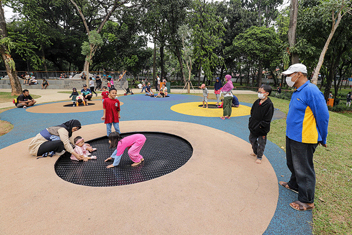 Ratusan pengunjung meramaikan area taman Tebet Eco Park, Jakarta Selatan, Senin (9/5/2022).