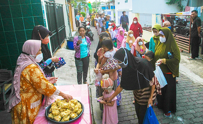 Anak-anak mengantre untuk mendapat kupat jembut beserta fitrah (uang Lebaran) di RW 1 Kelurahan Pedurungan Tengah, Kecamatan Pedurungan, Kota Semarang.