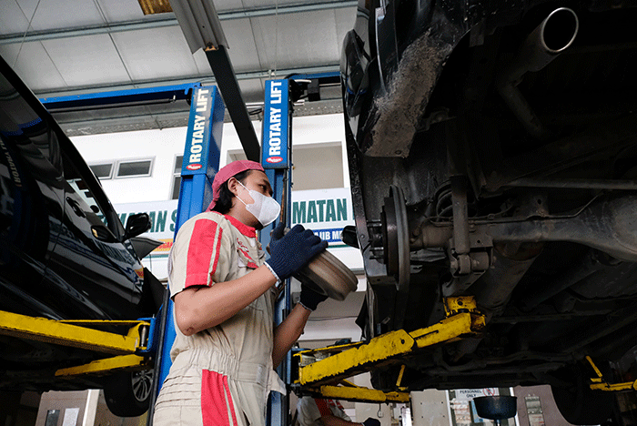 Sejumlah mekanik tengah memeriksa kendaraan roda empat di bangkel resmi Kalla Toyota Jalan Serui Makassar, Senin (9/5/2022).