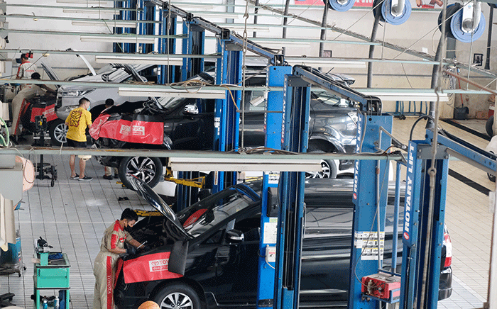 Sejumlah mekanik tengah memeriksa kendaraan roda empat di bangkel resmi Kalla Toyota Jalan Serui Makassar, Senin (9/5/2022).