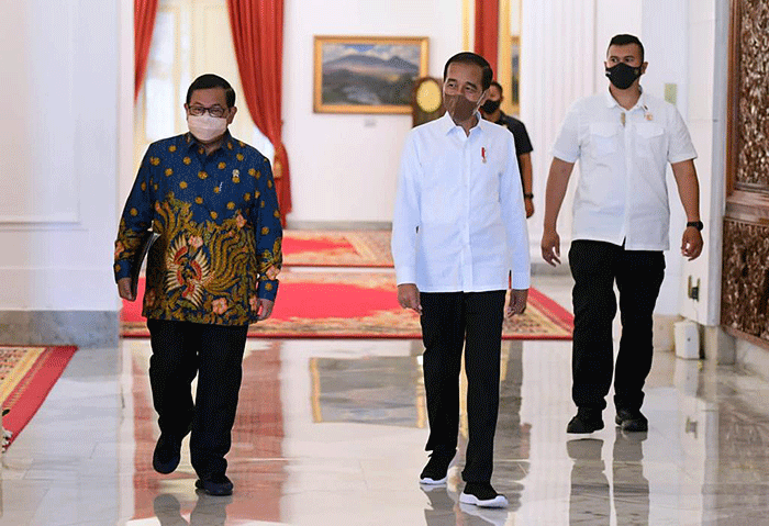 Presiden Joko Widodo memberikan sejumlah arahan dalam Sidang Kabinet Paripurna di Istana Negara, Jakarta, Senin (9/5/2022).