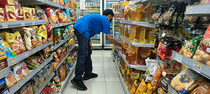 Petugas menata produk makanan disalah satu minimarket di kawasan Kota Bekasi, Jawa Barat, Selasa (10/5/2022).