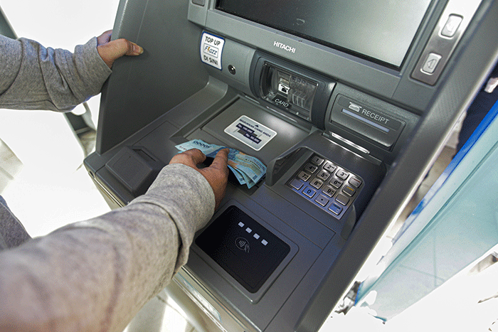 Warga saat melakukan penarikan uang tunai di Anjungan Tunai Mandiri (ATM) kawasan Pinang Ranti, Jakarta Timur, Selasa (10/5/2022).