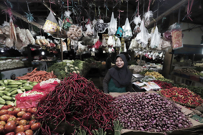 Pedagang merapikan dagangannya di Pasar Kecapi, Kota Bekasi, Jawa Barat, Senin (9/5/2022).