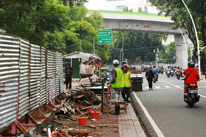 Sejumlah pekerja membongkar fisik bangunan Pasar Hewan yang berada di Jalan Barito Raya, Jakarta, Selasa (10/5/2022).