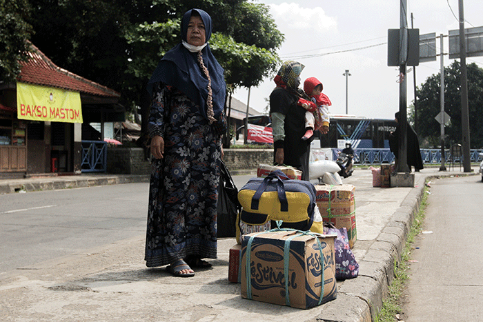 Sejumlah penumpang turun dari bus antarkota antarprovinsi saat arus balik mudik lebaran 2022 di Terminal Kampung Rambutan, Jakarta Timur, Selasa (10/5/2022).