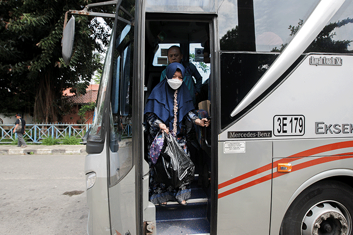 Sejumlah penumpang turun dari bus antarkota antarprovinsi saat arus balik mudik lebaran 2022 di Terminal Kampung Rambutan, Jakarta Timur, Selasa (10/5/2022).