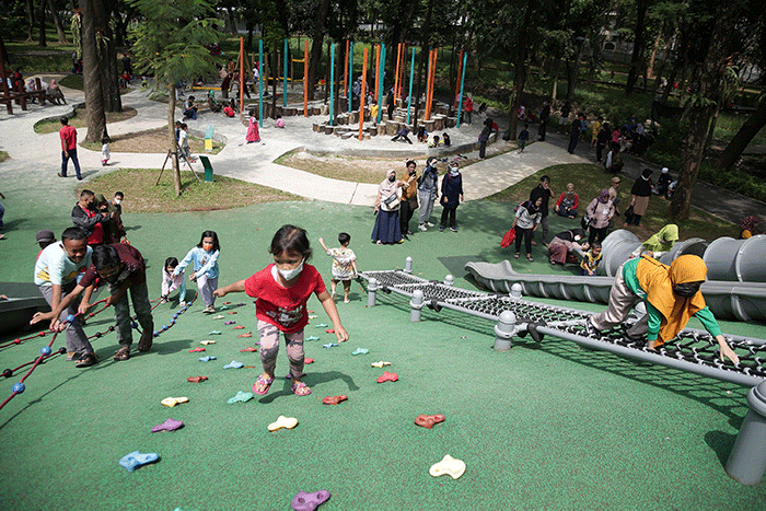 Pengunjung bermain di area playground di Tebet Eco Park, Jakarta, Selasa (10/5/2022).