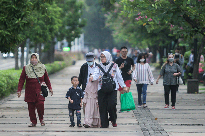 Warga melintas di Pedestrian kawasan Monas, Jakarta Pusat, Rabu (11/5/2022).