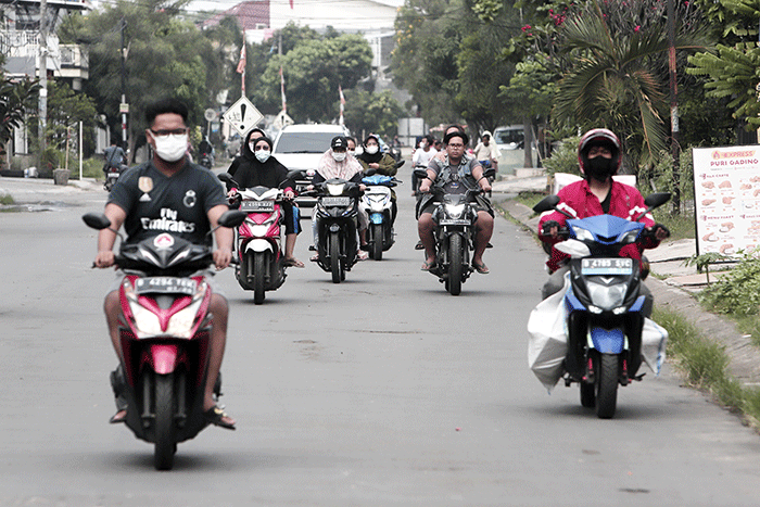 Warga beraktivitas dengan tetap menerapkan protokol kesehatan di kawasan Kota Bekasi, Jawa Barat, Rabu (11/5/2022).