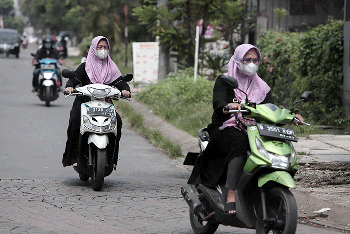 Warga beraktivitas dengan tetap menerapkan protokol kesehatan di kawasan Kota Bekasi, Jawa Barat, Rabu (11/5/2022).