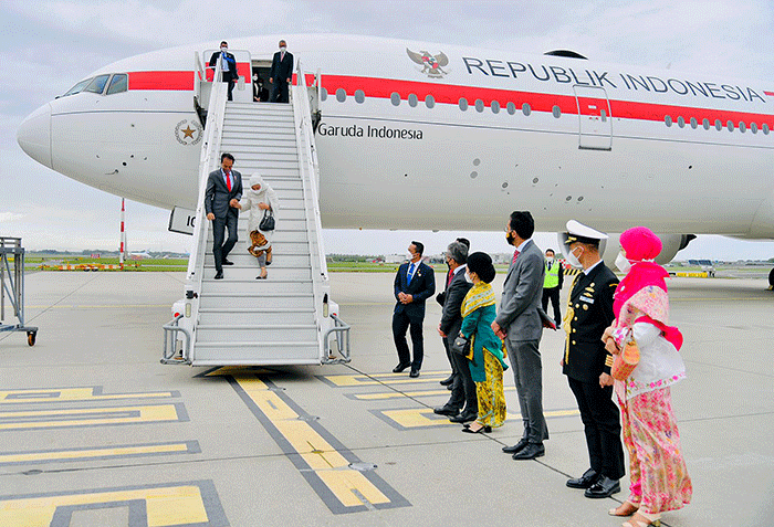 Pesawat Garuda Indonesia GIA-1 yang membawa Presiden Joko Widodo dan Ibu Iriana Jokowi beserta rombongan tiba di Bandara Internasional Schipol di Amsterdam.