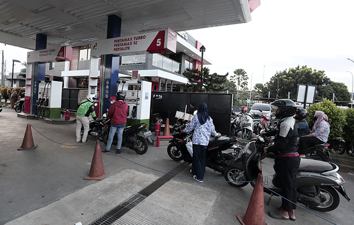 Petugas mengisi BBM di SPBU Jalan Raya Hankam, Kota Bekasi, Jawa Barat, Kamis (12/5/2022).