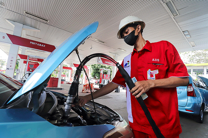Petugas melakukan pengisian Bahan Bakar Gas (BBG) di Stasiun Pengisian Bahan Bakar Gas (SPBG) Mampang, Jakarta Selatan, Kamis (12/5/2022).