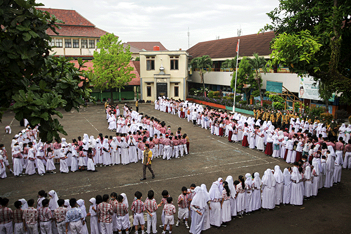 Halal bihalal pada hari pertama masuk sekolah setelah libur lebaran di SDN Pinang Ranti 07, Jakarta Timur, Kamis (12/5/2022).