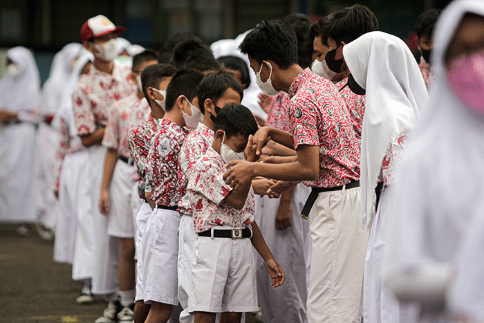 Halal bihalal pada hari pertama masuk sekolah setelah libur lebaran di SDN Pinang Ranti 07, Jakarta Timur, Kamis (12/5/2022).