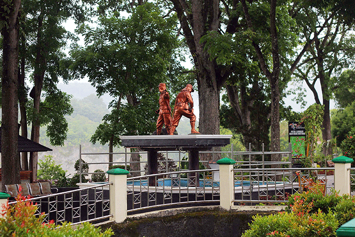 Pengunjung berada di depan pintu masuk Lobang Jepang di kompleks wisata Ngarai Sianok yang berlokasi di Jalan Panorama, Bukit Cangang Kayu Ramang, Bukittinggi.