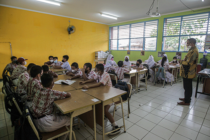 Suasana pembelajaran tatap muka (PTM) 100 persen usai libur lebaran di SDN Pinang Ranti 07, Jakarta Timur, Kamis (12/5/2022).
