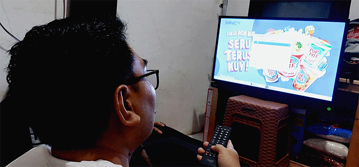 Warga menyaksikan siaran televisi di kawasan Pedurenan, Kota Bekasi, Jawa Barat, Rabu (11/5/2022).