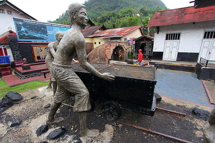 Sawahlunto merupakan kota kecil yang berada di Provinsi Sumatera Barat, tepatnya 95 kilometer (km) timur laut Kota Padang.
