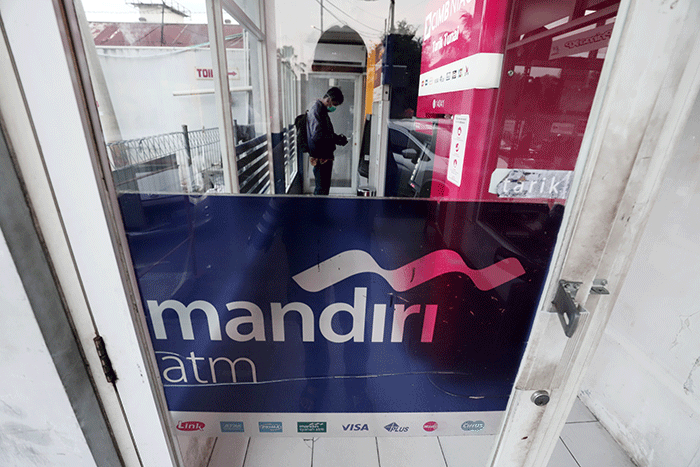 Warga sedang melakukan transaksi di Anjungan Tunai Mandiri kawasan Kota Bekasi, Kamis (12/5/2022).