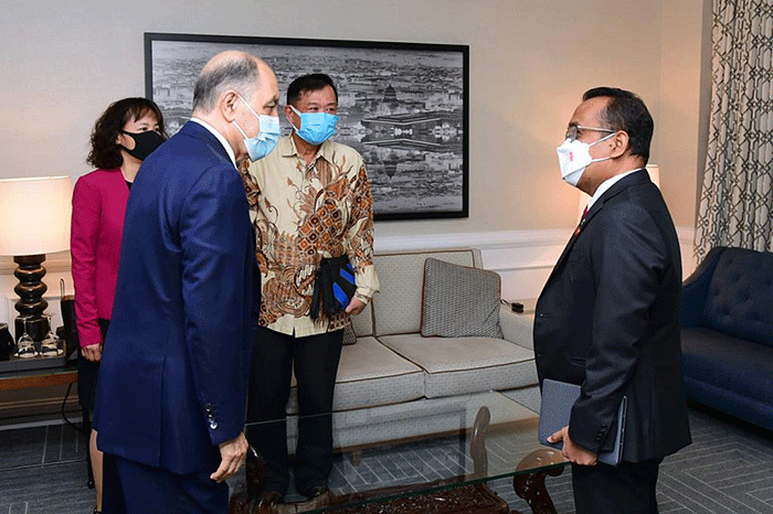 Presiden Joko Widodo menerima kunjungan Chairman dan CEO Air Products, Seifi Ghasemi, di Hotel Ritz Carlton, Washington DC, Kamis (12/5/2022).