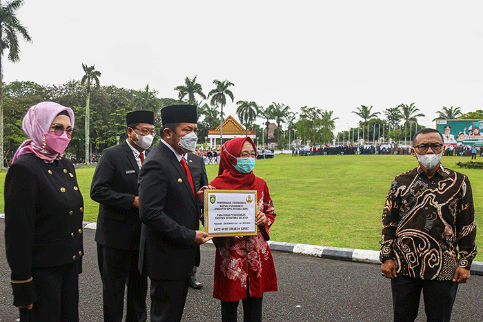 Upacara peringatan Hari Pendidikan Nasional Tahun 2022 diselenggarakan di halaman Rumah Dinas Gubernur Sumsel Griya Agung Palembang, Jumat (13/5/2022).