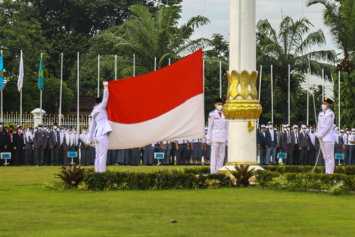 Upacara peringatan Hari Pendidikan Nasional Tahun 2022 diselenggarakan di halaman Rumah Dinas Gubernur Sumsel Griya Agung Palembang, Jumat (13/5/2022).