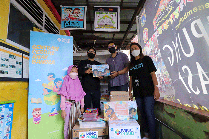 Head of CRS MNC Group Tengku Havid (kedua kanan) menyerahkan bantuan buku secara simbolis kepada Founder Rumah Baca Zhaffa Yudi di Rumah Baca Zhaffa.