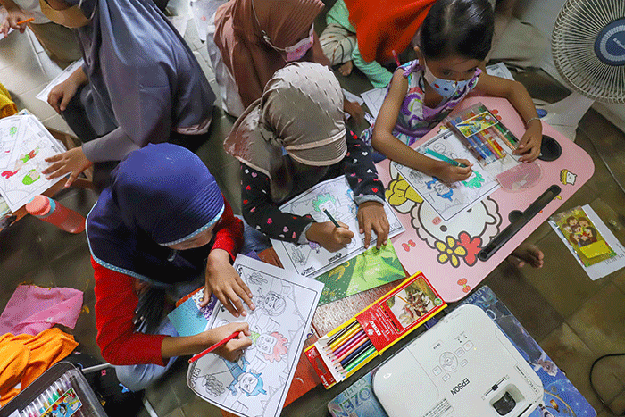 Head of CRS MNC Group Tengku Havid (kedua kanan) menyerahkan bantuan buku secara simbolis kepada Founder Rumah Baca Zhaffa Yudi di Rumah Baca Zhaffa.