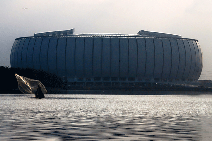 Warga mencari ikan dengan latar belakang Jakarta International Stadium (JIS) di Hutan Kota Danau Cincin, Jakarta Utara, Jumat (13/5/2022).