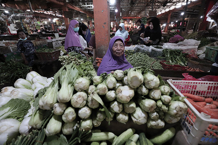 Suasana aktivitas pedagang di Pasar Kecapi, Kota Bekasi, Jawa Barat, Jumat (13/5/2022).