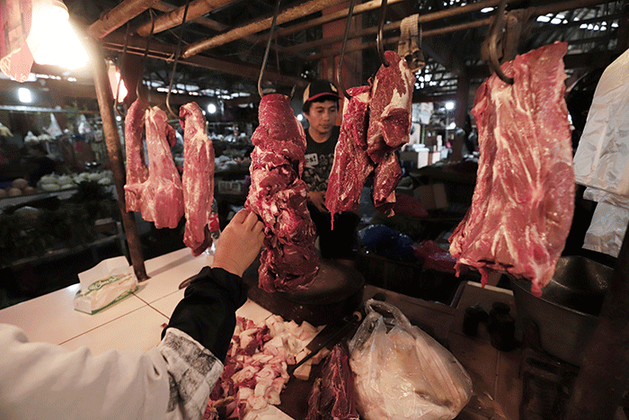 Pedagang memotong daging sapi di Kota Bekasi, Jawa Barat, Jumat (13/5/2022).