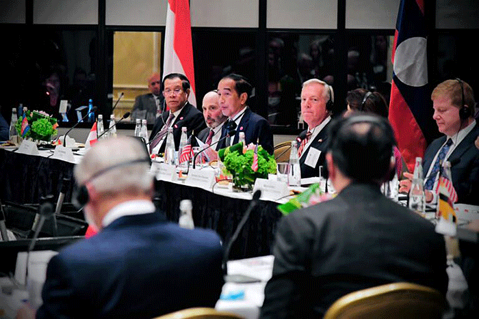 Presiden Joko Widodo dan sejumlah pemimpin negara ASEAN bertemu dengan para pengusaha Amerika Serikat (AS) di Intercontinental the Willard Hotel, Washington DC.