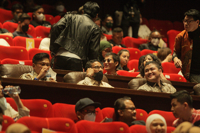Menparekraf Sandiaga Salahuddin Uno (tengah) berfoto bersama para pemain film Srimulat: Hil Yang Mustahal di Epicentrum XXI, Jakarta, Kamis (12/5/2022) malam.