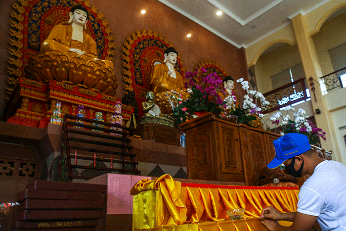 Pengurus Yayasan Buddhakirti mempersiapkan berbagai keperluan untuk pelaksanaan Hari Raya Trisuci Waisak 2566 BE di Wihara Dharmakirti, Palembang.